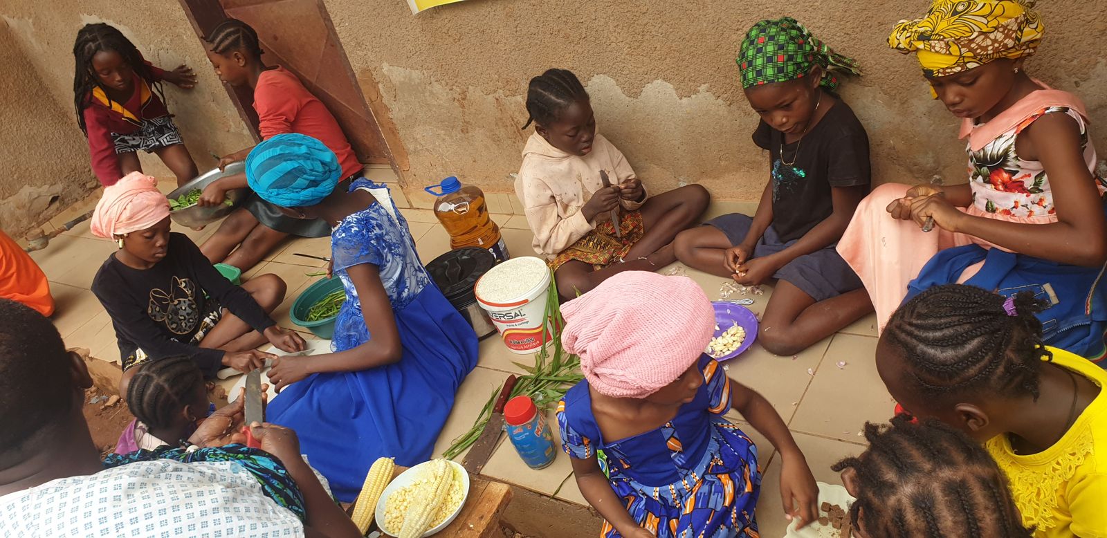 Children preparing a meal during the Holiday Workshop 2026